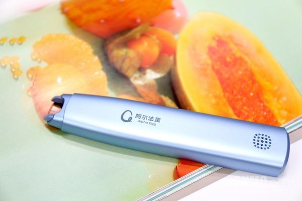 “能扫会教”好老师 孩子家长都轻松：阿尔法蛋AI词典笔X10