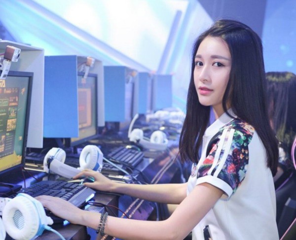 想搞擦边球？主打美女陪玩的软件被无限期下架