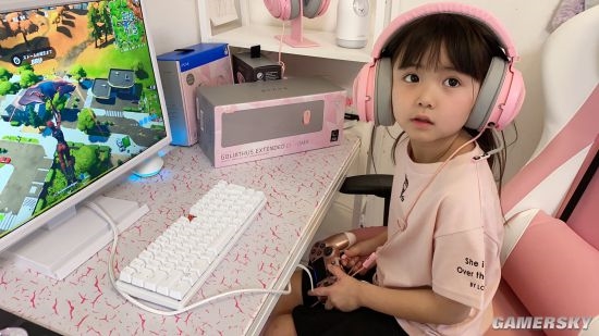日本最小游戏女主播火了：手速超神 萌颜杀敌