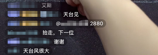 花2880元在深夜直播间沉迷拆卡，男人的快乐究竟有多简单？