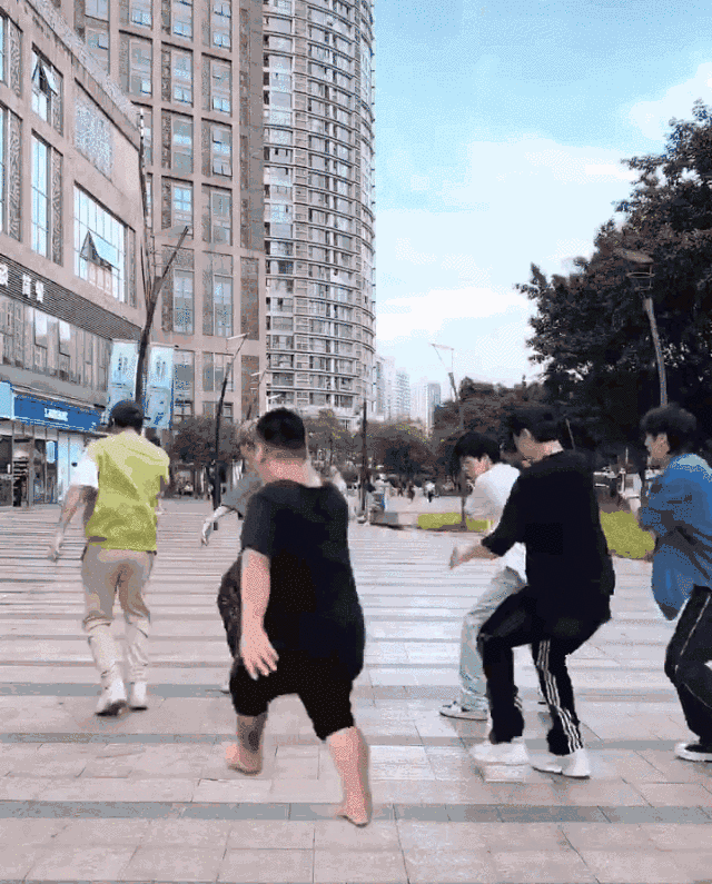 「你这背景太假了」主播火出了圈，涨粉200万！