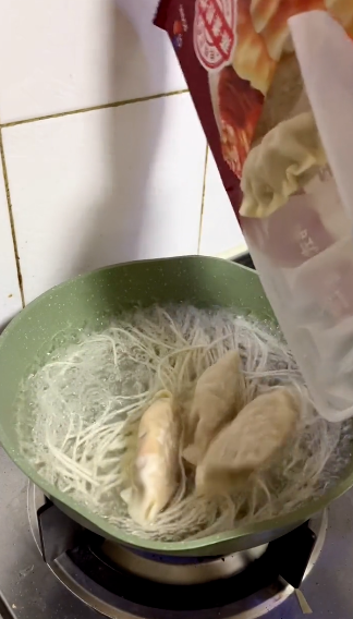 万千独居年轻人，钻研出了“吃饭糊弄学”的精华